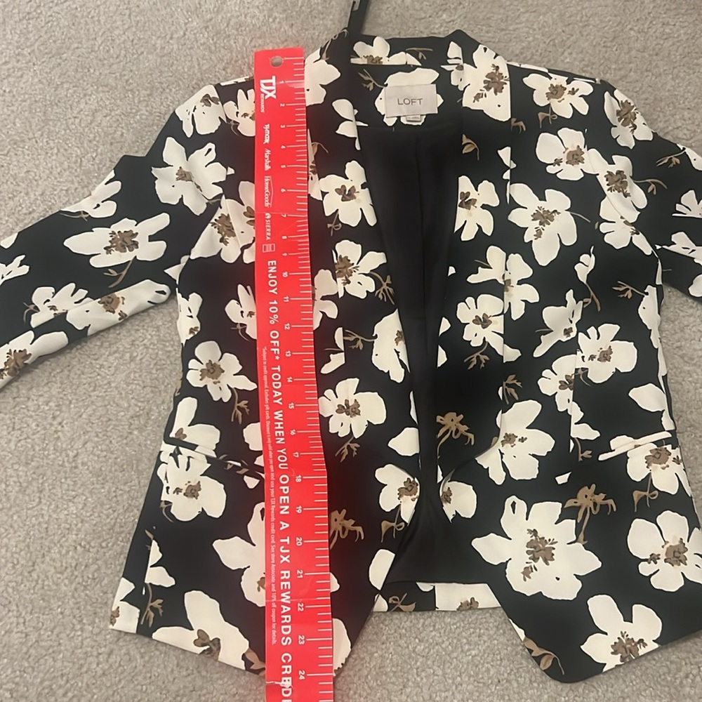Womens loft size small open blazer. Black with cream flowers - Picture 8 of 8